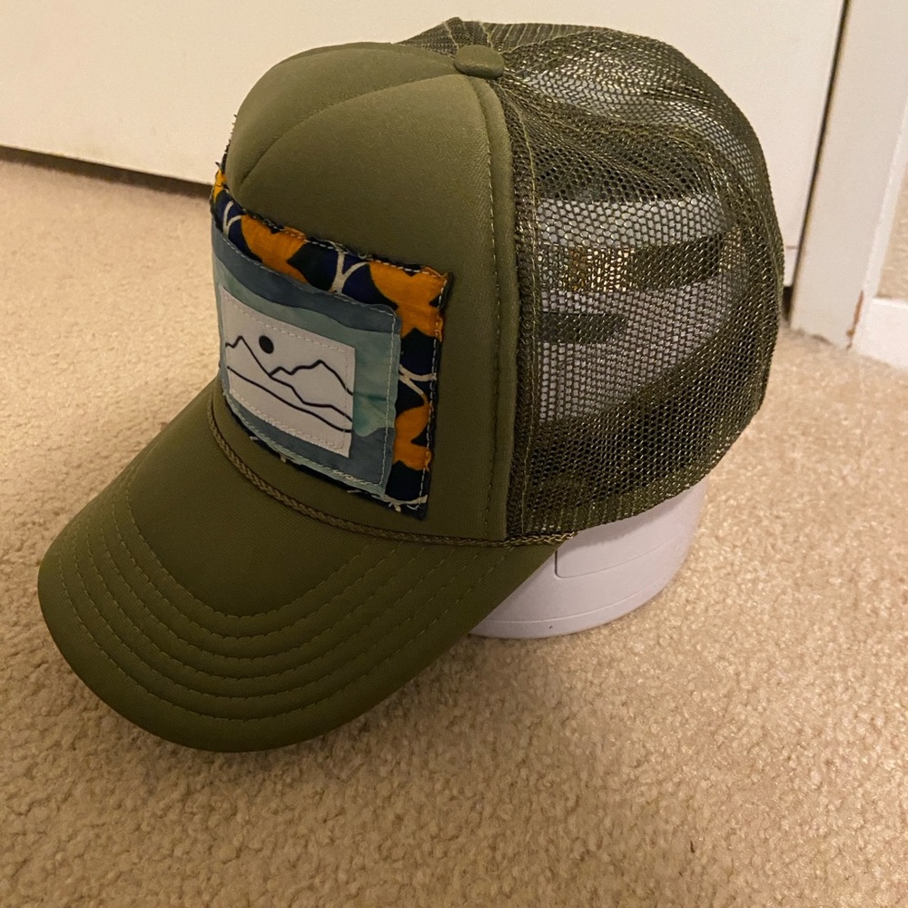 HEC studio trucker hat with custom one of a kind design, green - Picture 2 of 6